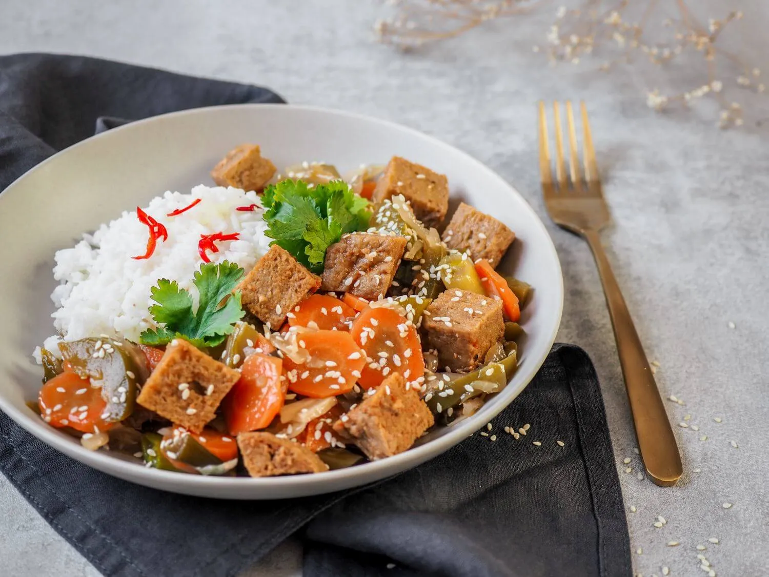 Seitan s omáčkou teriyaki, ryža basmati