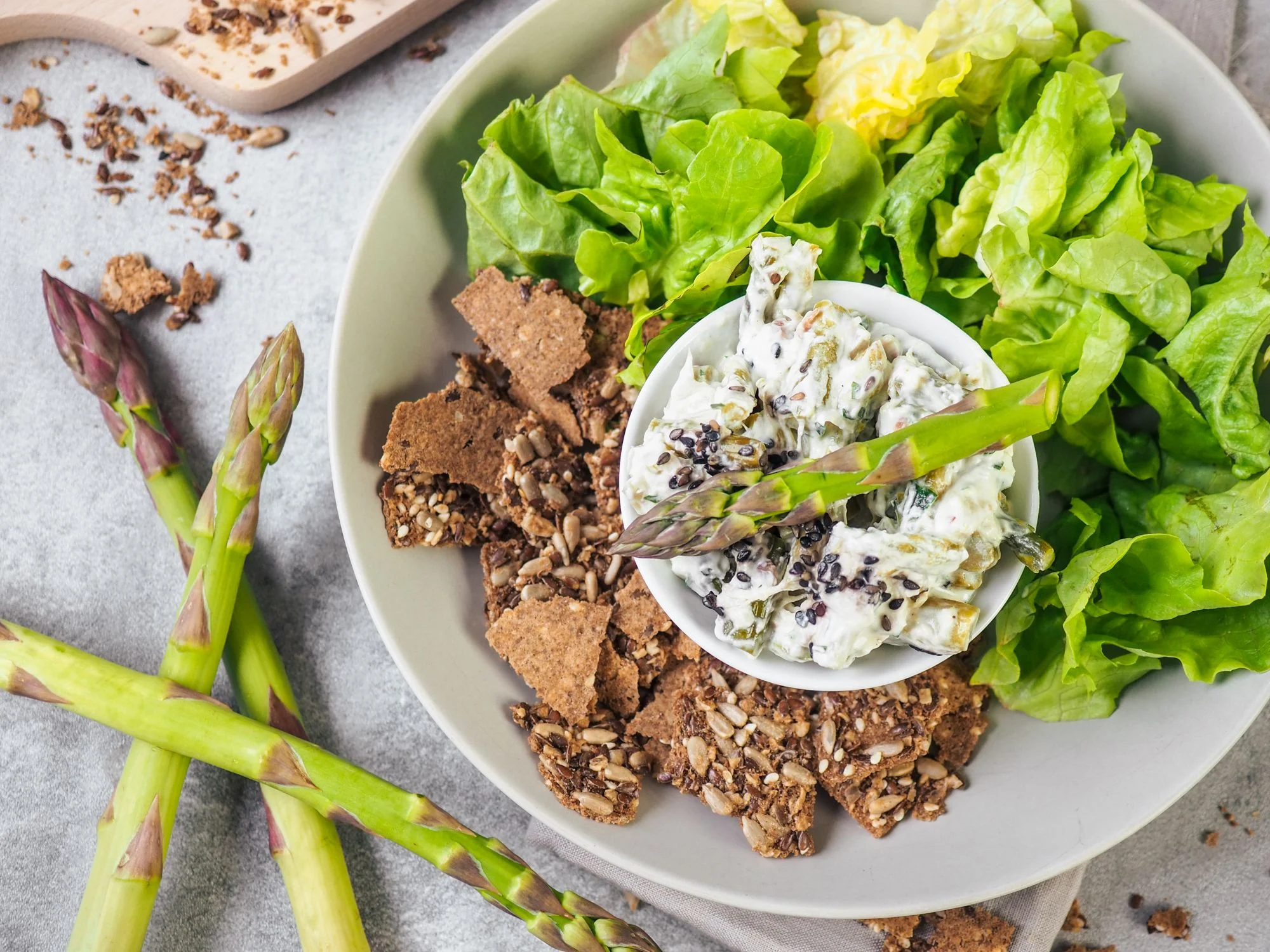 Asparagus mix with Parma ham and protein chips