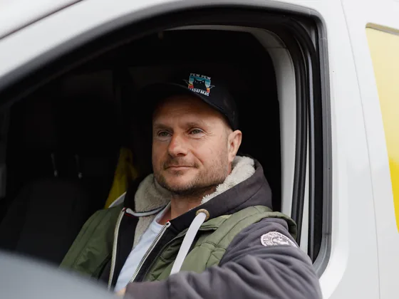 Zdravé stravování driver at the wheel of a delivery van