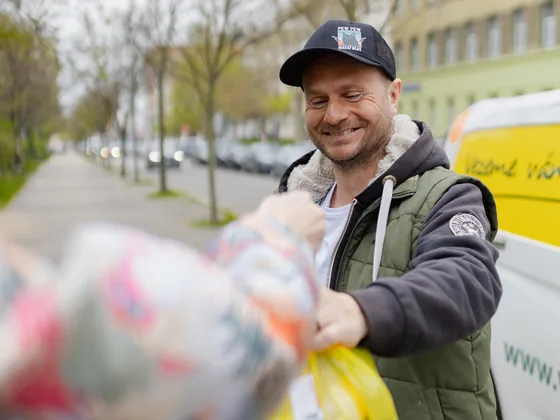 Zdravé stravování driver handing over a bag of meals